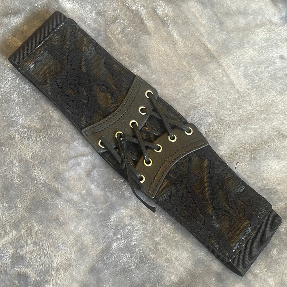 Black lace wench snap belt